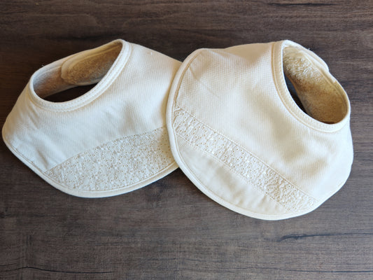 Rond et Chic : 2 Bavoirs naissance en Dentelle pour un Style Inégalé